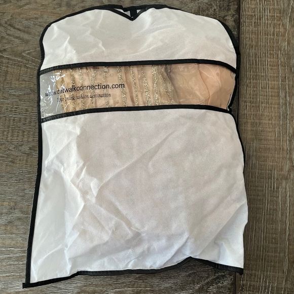 Catwalk Connections Prom & Evening Gold Mermaid Dress NEW - Picture 5 of 5